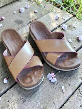 UGG Kari Tan Leather Criss Cross Slide Sandals Purple Trim Size 9